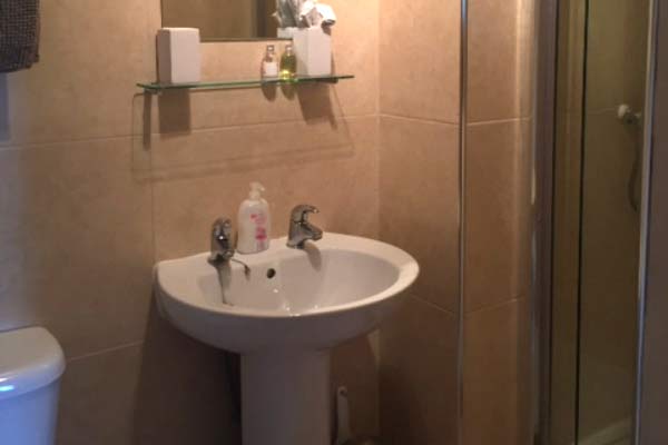 Kingsize room ensuite bathroom